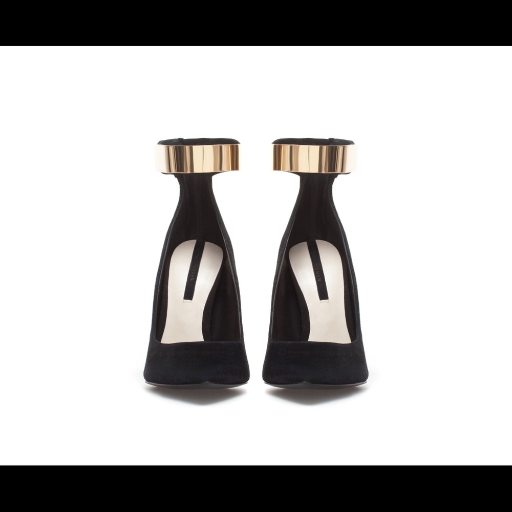 Zara leather heel court shoe w. metal ankle strap